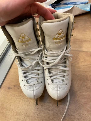 Konståkningsskridskor  - Fint skick. Finns risk att ena skon är knäckt, därav priset. Mirage skena med mycket slipmån kvar