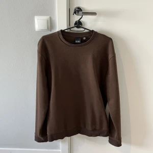 Sweatshirt - Stor flyttstädning Alla plagg i storlek S-M och passar ca 1.70-185cm samt 70-83kg  Finns i Uppsala