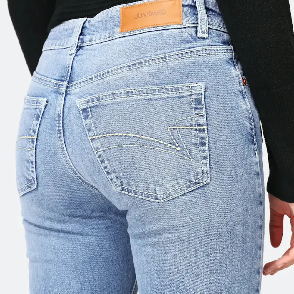 Säljer dessa lågmidjade bootcut jeans från junkyard💗storlek S💗 fint skick💗. Jeans & Byxor.