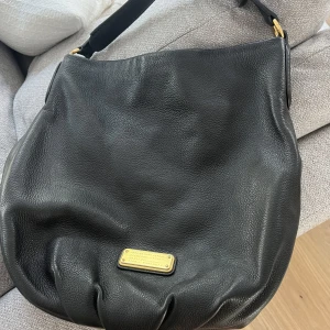 Marc Jacobs väska  - Säljer nu denna fina Marc Jacobs väska som är i superfint skick och sparsamt använd. Den kommer tyvärr inte längre till användning. Köpt i butik för 4999 kr. Säg till om du önskar mer bilder. 