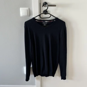 H&M premium stickad tröja - Stor flyttstädning Alla plagg i storlek S-M och passar ca 1.70-185cm samt 70-83kg  Finns i Uppsala