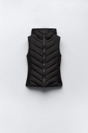 Zara väst - säljer min zara väst då den blivit för liten❤️inga defekter på den utan som ny❤️ nypris: 429kr
