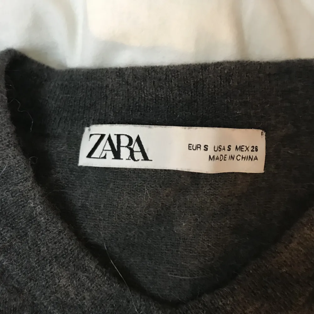 Säljer denna tröjan då den inte kommer till användning. Sparsamt använd. Produkten är felfri. Tröjan är mörk grå inte svart. Skriv till mig om ni har några frågor.🫶🏻 50%nylon 20%Lana 18%alpacka 12%akryl. Tröjor & Koftor.
