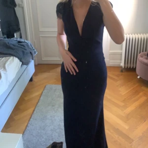 Balklänning  - Säljer nu min jättefina mörkblå balklänning från Wal g. Köptes på Zalando för ca 600 kr. Jätte fin passform och går hela vägen ner till marken på mig som är 1,67 cm. 
