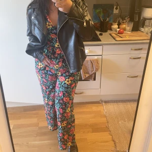 Byxdress mango - Byxdress från mango säljes. Använd 2 gånger. Som ny!