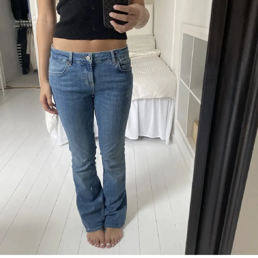Low waist flared jeans från zara, populära. Jeans & Byxor.