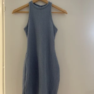 Klänning - Fraktas eller möts upp i Tyresö.