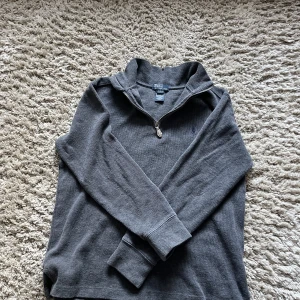 Polo Ralph lauren half-zip - Tja säljer nu min gamla polo Ralph lauren half zip på grund av att den blivit för liten. 