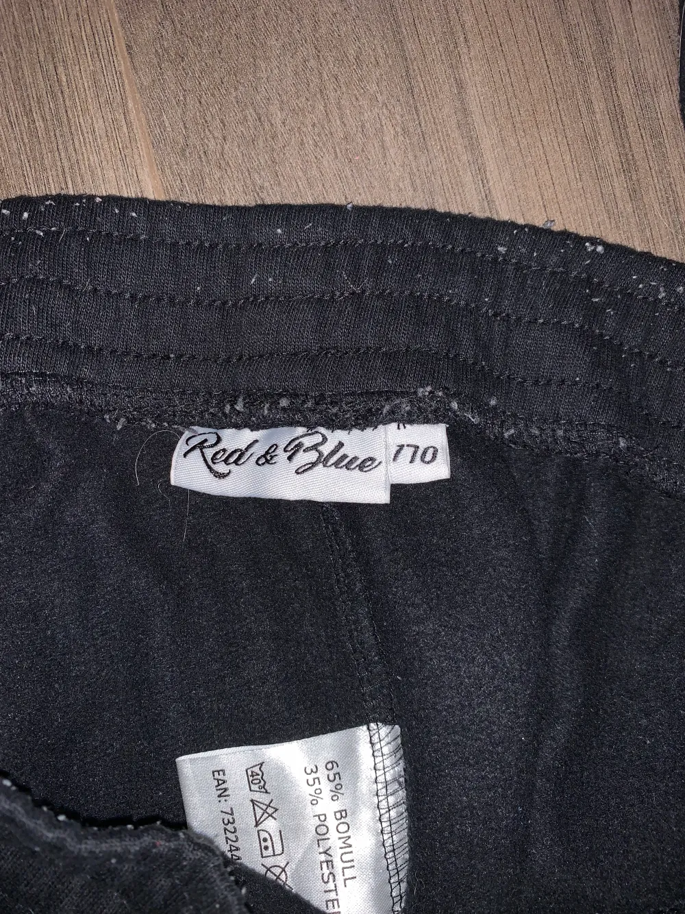 Svarta byxor med en röd sträng på sidan midjan och neråt använd 1-2 gånger! . Jeans & Byxor.