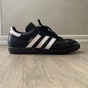 Adidas Samba svarta - Ett par eftertraktade Adidas Samba skor i storlek 42. Dom är sparsamt använda så skicket är bra på dom. Sätter priset 700 men kan släppa för mindre vid snabb affär. Vid fler frågor skriv privat🤘