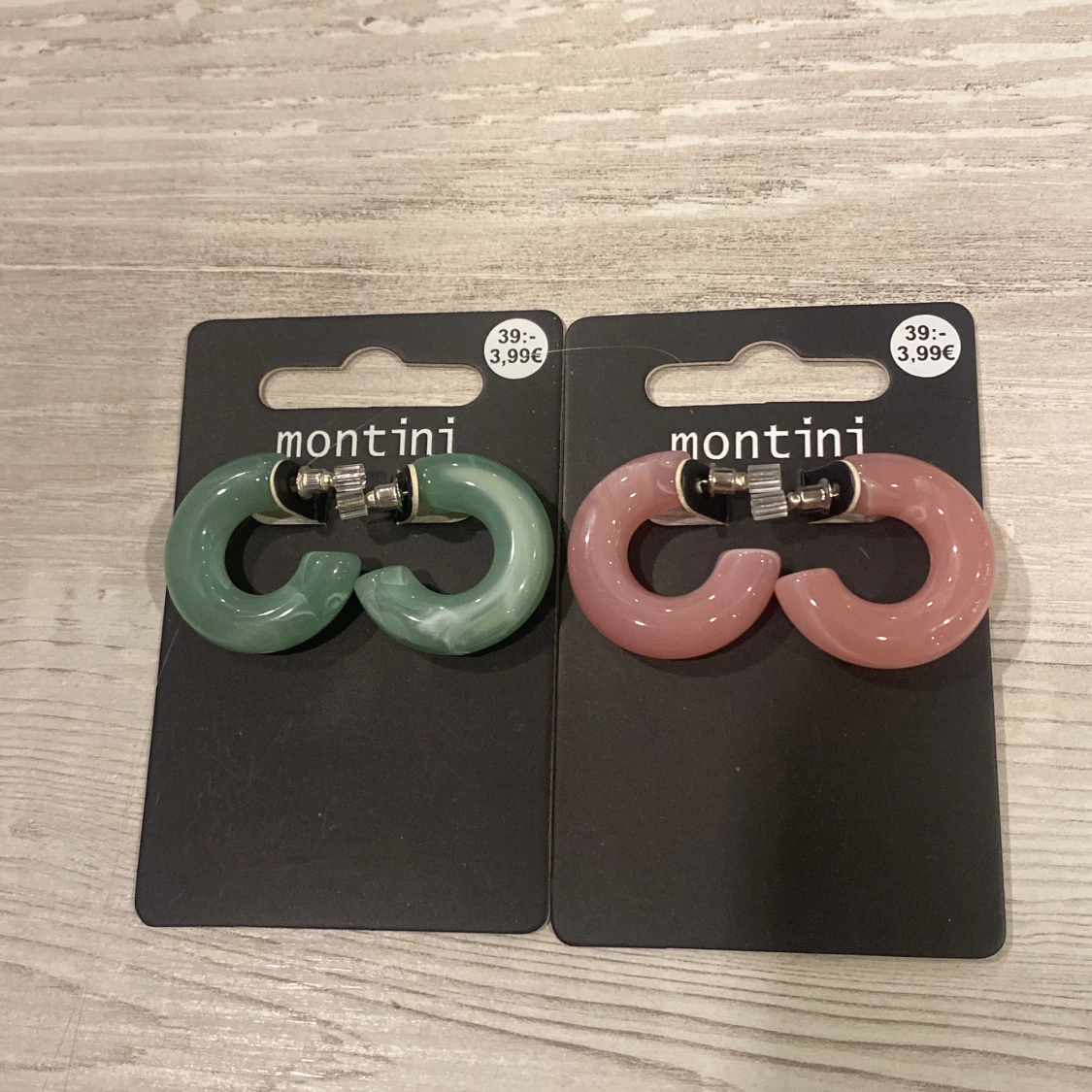 Ur&penn nyköpta 2 pack örhängen, grön och rosa