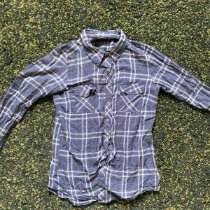 mörkblå långärmad skjorta  - Fin rutig långärmad skjorta med  enkla knappar och vintage stil!