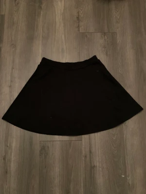 Svart kjol  - Svart kjol som inte har komit till användning 