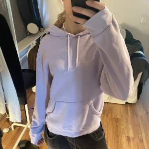 Fin lila hoodie som inte kommer till användning längre💕