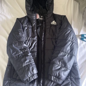 Jacka - En jätte fin jacka som är nyskick finns inga tecken på användning❤️❤️ har inga bilder på för att den är för liten💓 lite tjockare än en vanlig tunn dunjacka💓