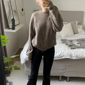 Stickad tröja - Superfin brun stickad tröja från H&M! Perfekt till hösten☺️