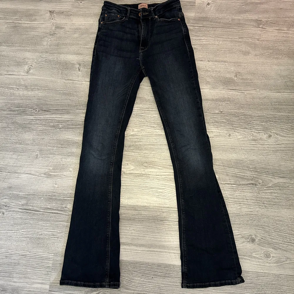 Snygga jeans, endast använda 2-3 gånger 💞. Jeans & Byxor.