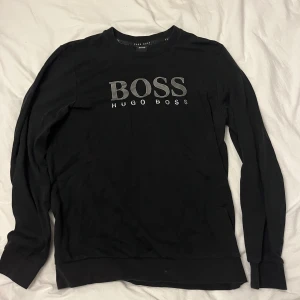 Hugo boss sweatshirt  - Hugo Boss Sweatshirt i svart Strl L 