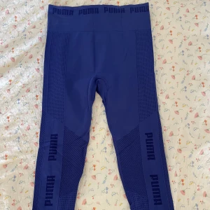 Träningstights  - Super cool blå träningsthight från puma! Jätte sköna i materialet men har tyvärr blivit lite små för mig 💕