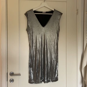 Silvrig klänning - Silvrig klänning från Filippa K. Köpt second hand men knappt använt. 🩷