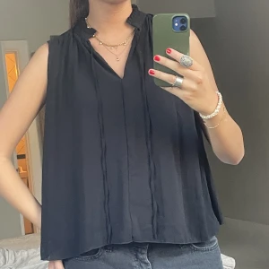 Svart blus - Så himla fin svart topp från HM🖤 Älskar verkligen denna men råkade beställa två st.. Alltså är den i gott skick😊