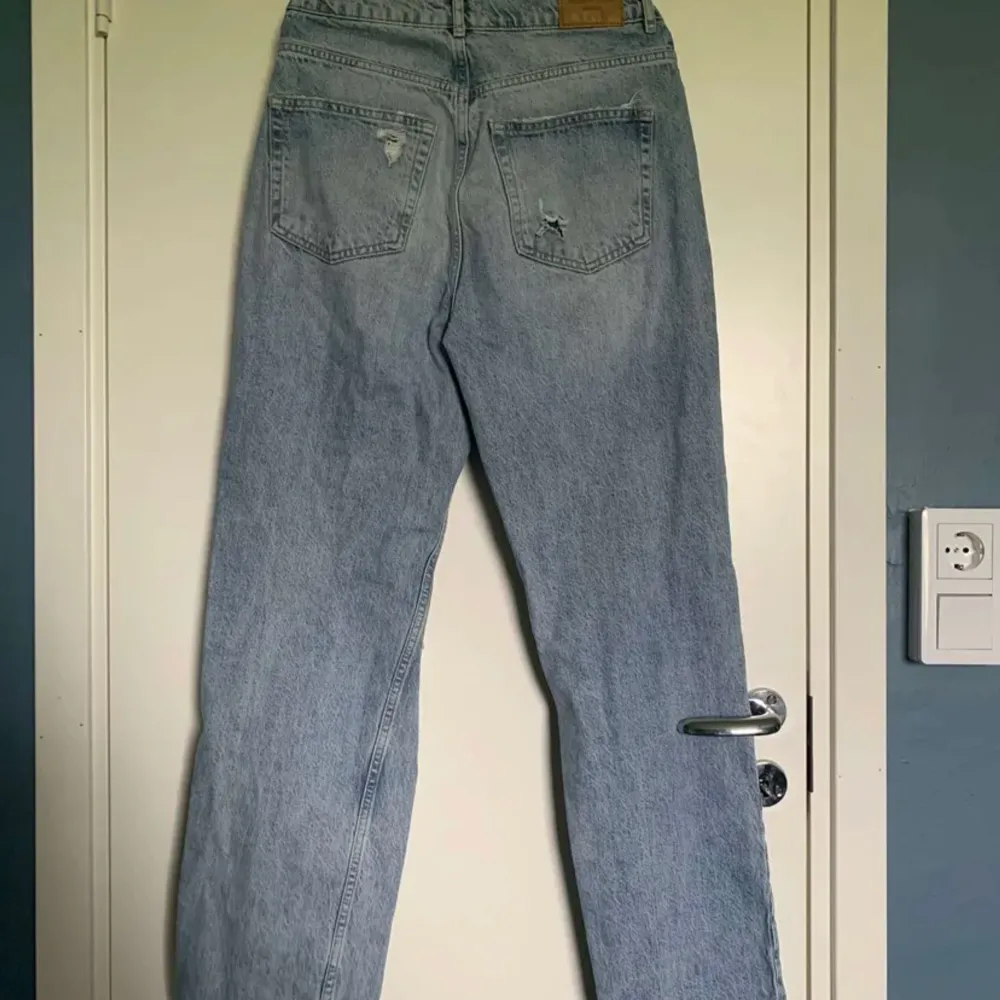 Säljer dessa jeans från Gina Tricot. Storlek 38.. Jeans & Byxor.