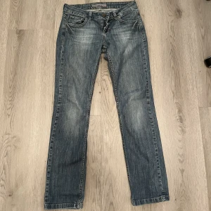 Blåa Lågmidjade jeans - Midja: 85 cm, 35 cm rakt över | Innerbenslängd: 80 cm | Köpta second hand men passar ej min stil! Använt men fint skick💕 de är lite blåare i verkligenheten än bilderna! Tryck gärna Köp Nu!🤩
