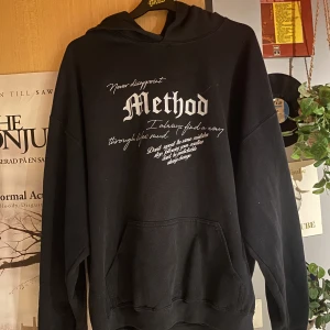 HOODIE - hoodie som är använd några gånger men som forfrande är i okej skick. Säljs pga flytt. Priser är alltid förhandlingsbara🫶