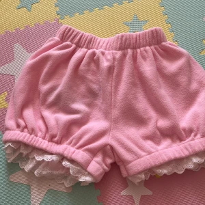 Rosa fluffiga bloomers  - Säljer för att inte används, helt fläckfria och är ej sönder. Stret h band i mitten som kan sträcka ut en hel del. Klicka på köp om du vill köpa, kontakta om du har frågor!!