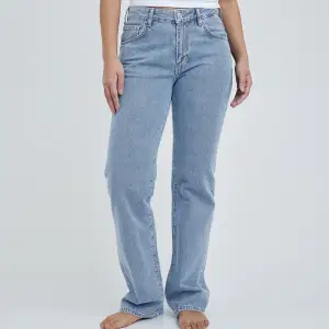 Säljer mina low straight 550 jeans från bikbok då de inte passar mig längre 💓💞 fint skick och sitter jättefint på kroppen, skriv privat vid intresse eller köp via ”köp nu”, köpare står för frakt