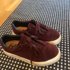 eytys - EYTYS DOJA SUEDE säljer dessa vinröda eytys då de är lite för stora så de ej kommit till användning. Skorna är i bra skick. Kan tänka mig att byta!