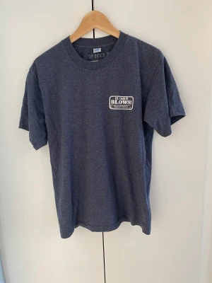 T-shirt - T-shirt med riktigt snyggt tryck på ryggen i mycket bra skick. Bara att skriva vid frågor eller funderingar