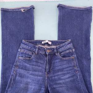 Size är 34. Marinblåa zara jeans! Säljer för den har blivit för små för mig, den är middlewaist😊, köparen står för frakt. Jeansen är helt oskadd också