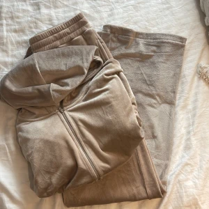 Mjukisset - Mjukisset från H&M, i mycket gott skick, använd fåtal gånger. Kan säljas separat