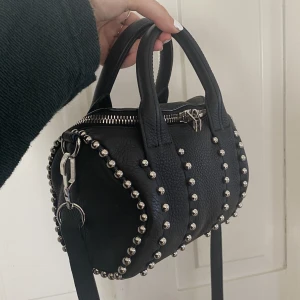 Alexander Wang väska - Äkta Alexander Wang väska! (Säljer då jag inte använder den) fint skick, endast lite fläckar inuti men går nog att få bort! nypris låg på runt 12,000kr!!