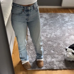 Zara mid waist - Sparsamt använda, sydda längst innerbenet längst ner då de sprack lite, men inget som syns. Kan skicka fler bilder privat💕