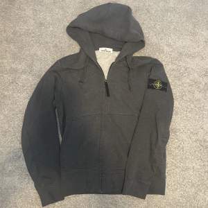 Stone island zip hoodie, storlek M. Skick 8/10, otroligt snygg nu till vintern. Äkthetsbevis finns. 