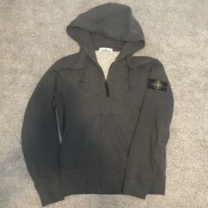 Stone island zip hoodie  - Stone island zip hoodie, storlek M. Skick 8/10, otroligt snygg nu till vintern. Äkthetsbevis finns. 