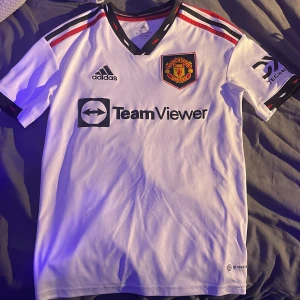 Man utd tröja  - Det man utd tröja är för liten därför säljer storlek 13-14 vilket motsvarar typ 160-170 men passar även längre om man är smalare. 10/10 i skick