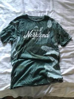 T-shirt - En grön militär t-shirt, fint skick lite små knottrig bara💗storlek L men ja tycker själv den sitter som en M, min brorsas gamla