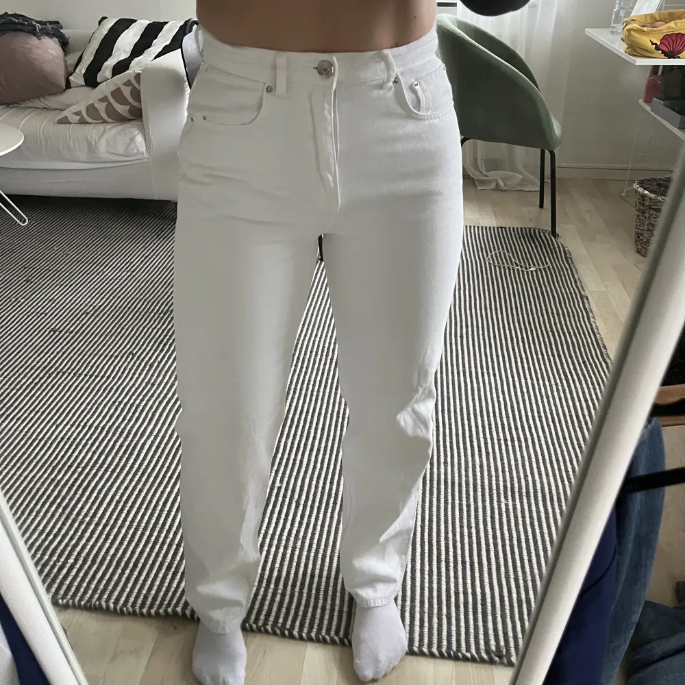 Supersnygga vita jeans från Gina Tricot. Säljer då dom är lite försmå för mig. Använde ett par gånger men inga fläckar, inga slitningar, väldigt bra skick⭐️⭐️. Jeans & Byxor.