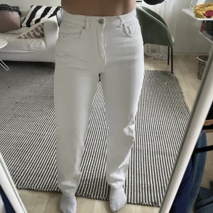 Jeans  - Supersnygga vita jeans från Gina Tricot. Säljer då dom är lite försmå för mig. Använde ett par gånger men inga fläckar, inga slitningar, väldigt bra skick⭐️⭐️