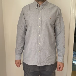 Grå ralph Laurenskjorta - Grå ralph Lauren skjorta i varmt och bekvämt bomullsmaterial. Skjortan är en Large och i mycket bra skick!