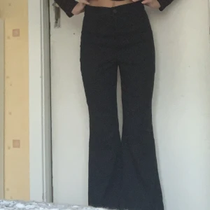 Svarta kosrymbyxor  - Ett par snygga kostymbyxor i storlek 32 från Monki, orginalpris 300kr, säljer för 150kr🤍
