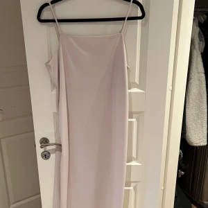 Klänning - En tunn, härlig liten blåsa från h&m. Endast testad. 