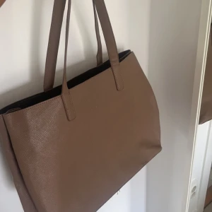 Brun väska - Har små defekter längst ner! Skriv för bild! Köparen står för frakten 