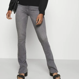 Flared jeans - Flared jeans tall. Använt 2 gånger. Orginalpris-489kr. Mitt andra par har köpt innan men använder inte längre dessa som är nästan nya. Kan skicka bild om någon är intresserad 😊dom är små i storleken.