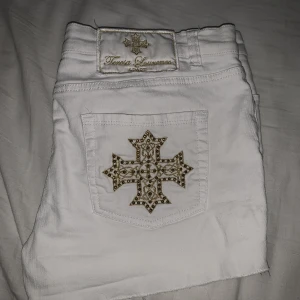 Teresa Lourenco Apart shorts - Ursnygga shorts från Apart med snygga detaljer på bakfickorna, har varit jeans men är uppklippta till shorts (pga det säljs dom billigare), inga defekter Säljs då de tyvärr är för stora💔