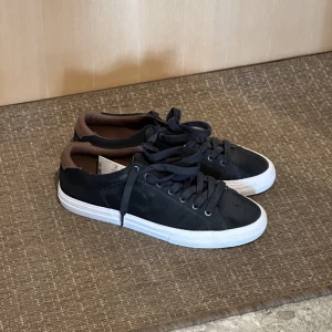 Mango sneakers nya - Stor flyttstädning Alla plagg i storlek S-M och passar ca 1.70-185cm samt 70-83kg  Finns i Uppsala