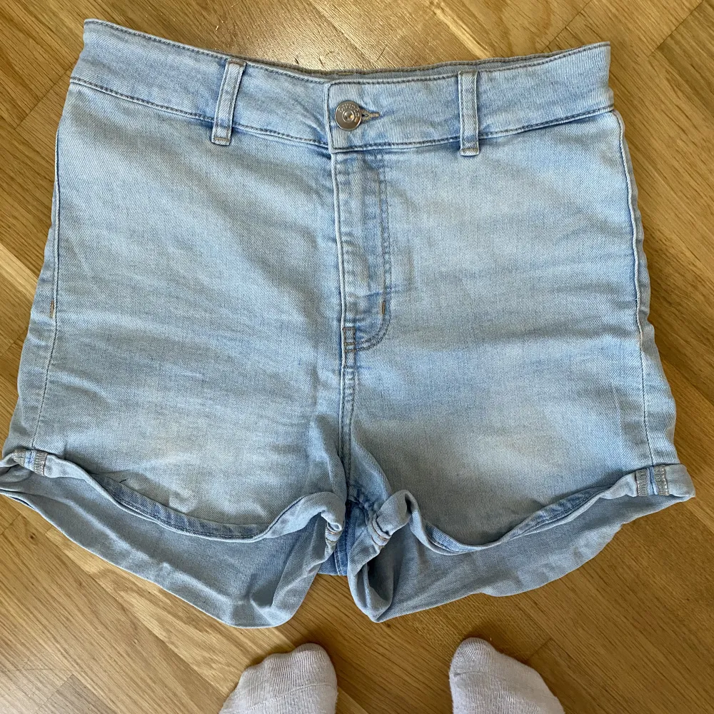 Ett par jeansshorts från HM. Är använda men i bra skick! . Shorts.